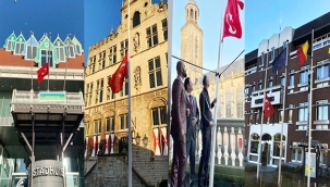Hollanda'da Türkiye'ye destek için belediye binalarına  Türk bayrakları asılmaya devam ediliyor