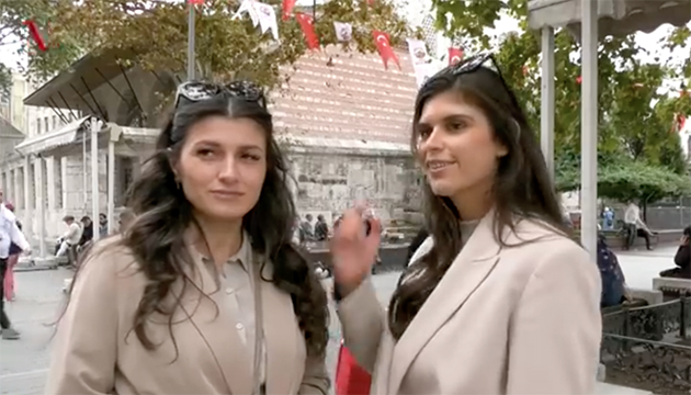 Türkiye'ye tatile giden iki kafadar Türk kızı yaptıkları açıklamalarla kafaları karıştırdı