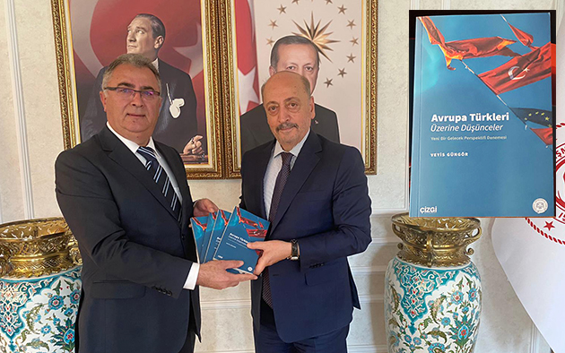 Veyis Güngör, kaleme aldığı son kitabını Çalışma ve Sosyal Güvenlik Bakanı Vedat Bilgin'e hediye etti