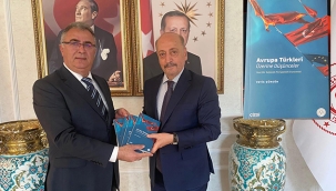 Veyis Güngör, kaleme aldığı son kitabını Çalışma ve Sosyal Güvenlik Bakanı Vedat Bilgin'e hediye etti