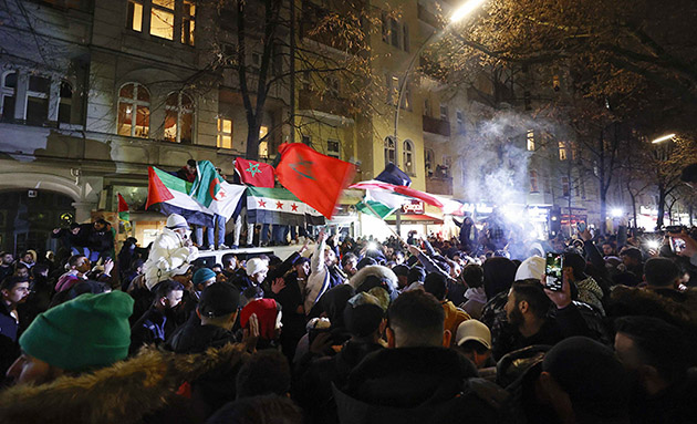 Fas'ın galibiyeti sonrası taraftarlar Hollanda'da Filistin bayraklarıyla sokağa çıktı "Flistin'e özgürlük" sloganı attı