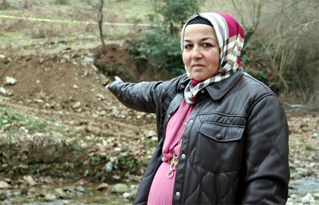 Gurbetçi kadın rüyasında hazine gördüğü arazisiyi kazmaya devam ediyor