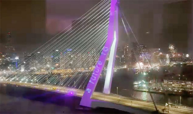 Hollanda'da yeni yıl kutlamalarında köprüye ışıkla ırkçı ifadeler yansıtıldı