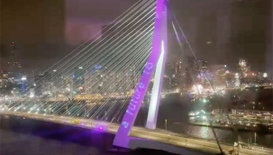 Hollanda'da yeni yıl kutlamalarında köprüye ışıkla ırkçı ifadeler yansıtıldı