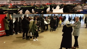 Lahey'deki Türk mobilya mağazasında indirim izdihamı! Birbirlerini ezdiler....