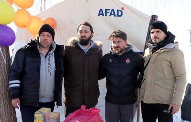 Asrın felaketi acılarına dayanamayan 4 gurbetçi Türk genci topladıkları yardım malzemeleriyle birlikte Türkiye'ye gittiler