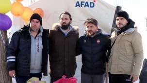 Asrın felaketi acılarına dayanamayan 4 gurbetçi Türk genci topladıkları yardım malzemeleriyle birlikte Türkiye'ye gittiler