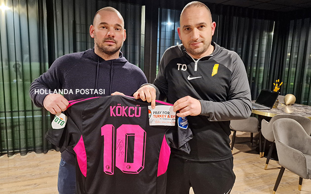Hollanda'da Wesly Sneijder öncülüğünde başlatılan yardım kampanyasında takım kaptanlarının imzalı formaları ile pazubantları satışa çıkartıldı