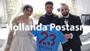 Hollanda'daki düğüne katılan Naci Ünüvar, Trabzonspor formasını düğün hediyesi olarak verdi