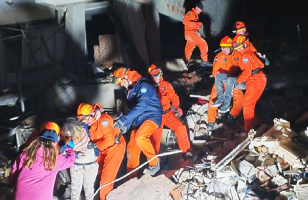 Hollandalı yardım ekibi USAR, sağ olarak 11 kişiyi enkazdan çıkardı