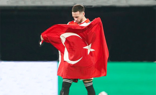Milli futbolcu Orkun Kökçü, depremzedelere Türk bayrağıyla destek vererek duygulu anlar yaşadı