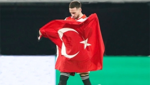 Milli futbolcu Orkun Kökçü, depremzedelere Türk bayrağıyla destek vererek duygulu anlar yaşadı