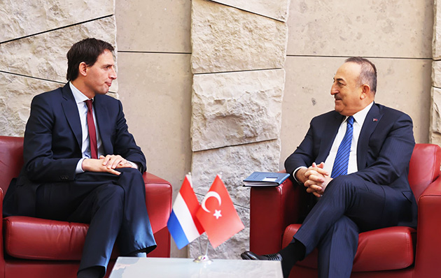 T.C. Dışişleri Bakanı Mevlüt Çavuşoğlu, Hollanda Dışişleri Bakanı Wopke Hoekstra ile görüştü, Hollanda vize işelemlerini sürdürmeye devam edecek