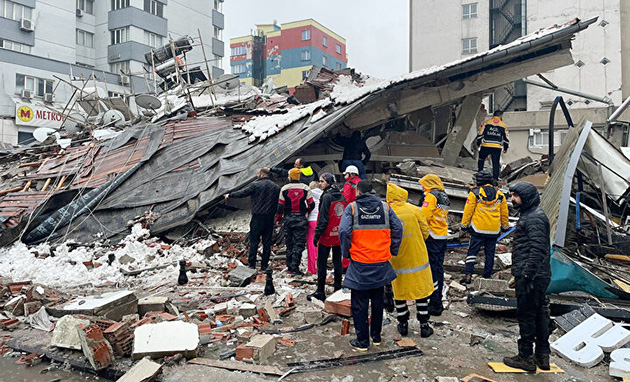 Türkiye'de 10 ili vuran depremde ölü sayısı 1014'i geçti. Aile yakınlarından haber alamayan çok sayıda Hollandalı Türk, Türkye'ye uçuyor