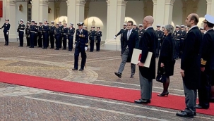 Türkiye'nin Lahey Büyükelçici Selçuk Ünal, güven mektubunu Hollanda Kralı'na sundu