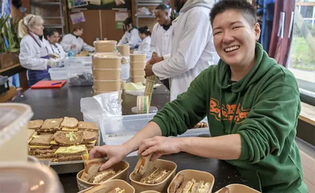 Hollanda'da ilk okullardan sonra orta okullarda da ücretsiz kahvaltı dönemi başladı