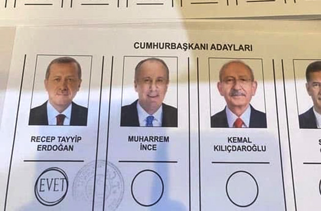 Hollanda'da Türk seçmenler oy kullanmaya başladı