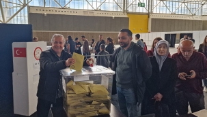 Hollanda'da seçim sandıklarının sadece bugün için geçerli olan kapanma saati 19:30