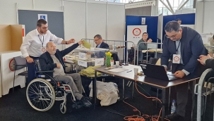 Hollanda'nın yaşam fişini çekmek istediği, Türkiye'nin gönderdiği ambulans uçakla yaşama tutunan İlhan Duman, vefa borcunu oyu ile ödedi