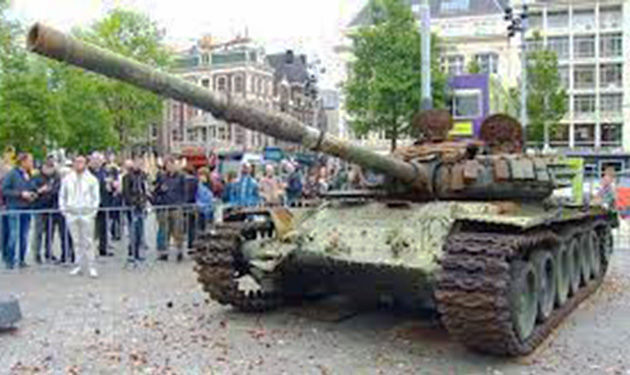 İmha edilen Rus tankı Amsterdam'da sergileniyor