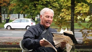 Hollanda'da PEGİDA lideri ikinci kez Türkiye'nin Lahey Büyükelçiliği önünde Kur'an-ı Kerim'i yırttı