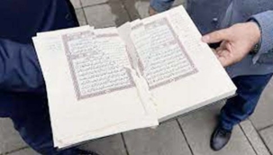 Hollanda'da PEGIDA liderinin yırttığı Kur'an-ı Kerim Büyükelçi Selçuk Ünal'a teslim edildi