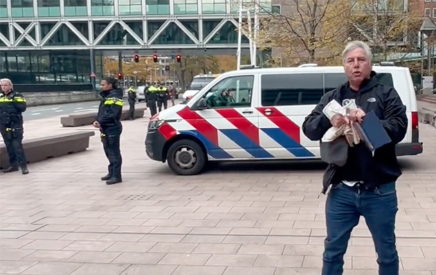 Hollanda'da PEGIDA lideri hakim karşısında da Kur'an-ı Kerim'i yırttı
