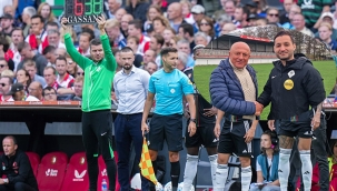 Hollanda'da ilk kez bir Türk profesyonel yardımcı futbol hakemi oldu