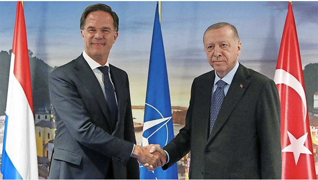 Hollanda Başbakanı Mark Rutte, Cumhurbaşkanı Erdoğan'ın onayını almak için gideceği Türkiye yolculuğunda uçak biletini kendi cebinden ödeyecek