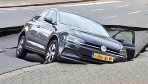 Hollanda'nın Venlo kentinde aniden çöken yolda derin çukur oluştu