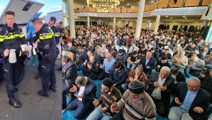 Hollanda polisi, bayram namazını kılan Müslümanlara kahve ve kek ikram etti