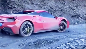 Zonguldaklı gurbetçinin köyüne Ferrari ile döndüğü anlar sosyal medyada viral doldu