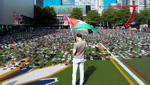 İsrail'in Gazze saldırısında ölen Filistinli çocuklar 16 bin ayakkabıyla Hollanda'da anıldı
