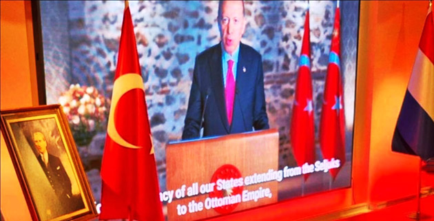 T.C. Lahey Büyükelçiliğinin organize ettiği Cumhuriyet Bayramı etkinliğine katılan bazı davetliler Cumhurbaşkanı Erdoğan'dan rahatsız olması tepki çekti