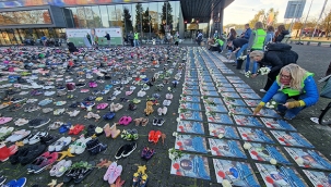 Hollanda'da Gazze'de katledilen çocuklar ve gazeteciler anısına binlerce ayakkabı sergilendi
