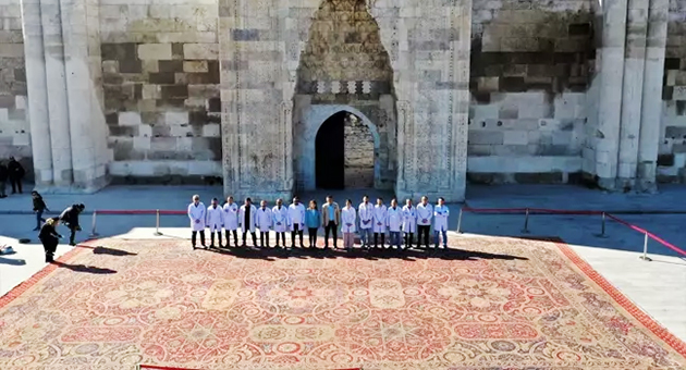 Osmanlı döneminde Hollanda'ya hediye edilen Hereke halısının restorasyonu Aksray'da tamamlandı