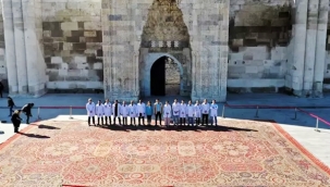 Osmanlı döneminde Hollanda'ya hediye edilen Hereke halısının restorasyonu Aksray'da tamamlandı