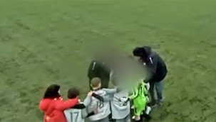 Amsterdam'da genç oyuncusunu tekmeleyen teknik direktörün videosu futbol camiasını şok etti