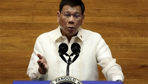 Filipinler eski başkanını Lahey'e teslim etti