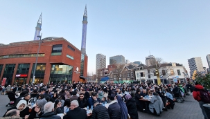 Hollanda'da "Cami Meydanı"nda 1500 kişilik açık hava iftarı