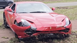 Hollanda'da yaklaşık yarım milyon avro değerindeki Ferrari kaza sonrası büyük hasar aldı