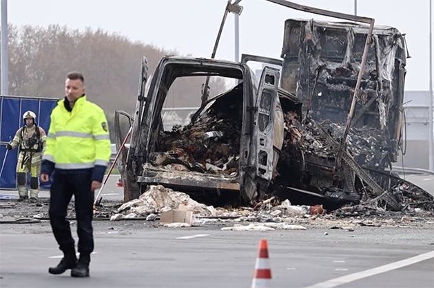 Hollanda'daki kazada iki kişi yanarak can verdi