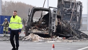 Hollanda'daki kazada iki kişi yanarak can verdi