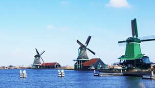 Turistlerin ilgi odağı olan Zaanse Schans'a girişler 20 euro oluyor