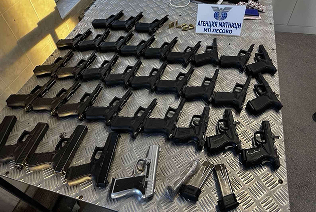 Türkiye'den Hollanda'ya dönüş yapan araçta 35 tabanca yakalandı