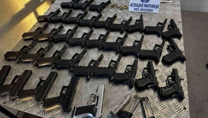 Türkiye'den Hollanda'ya dönüş yapan araçta 35 tabanca yakalandı