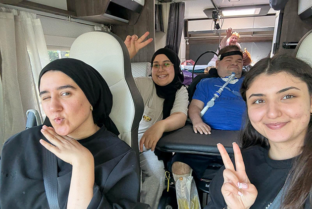 Hollanda'da 25 yıldır yatağa mahkum olan Onur Koç'un 'memleket özlemini gidermek' olan son arzusu için Hollanda'dan yola çıkıldı