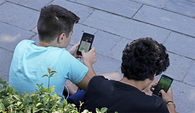 Hollanda'da ilkokul öğrencisi bile 'cep telefonu' bağımlısı