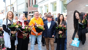 Hollanda'da Avukat Feride Tosun, 'Zaanse Walk of Fame' ödülü ile onurlandırıldı