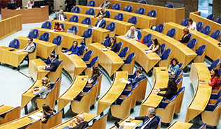 Hollanda'da seçim öncesi kabul edilen önergeler tartışma yarattı